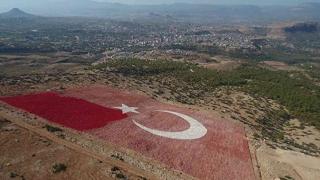 Dünyanın en büyük bayrağı boyanıyor